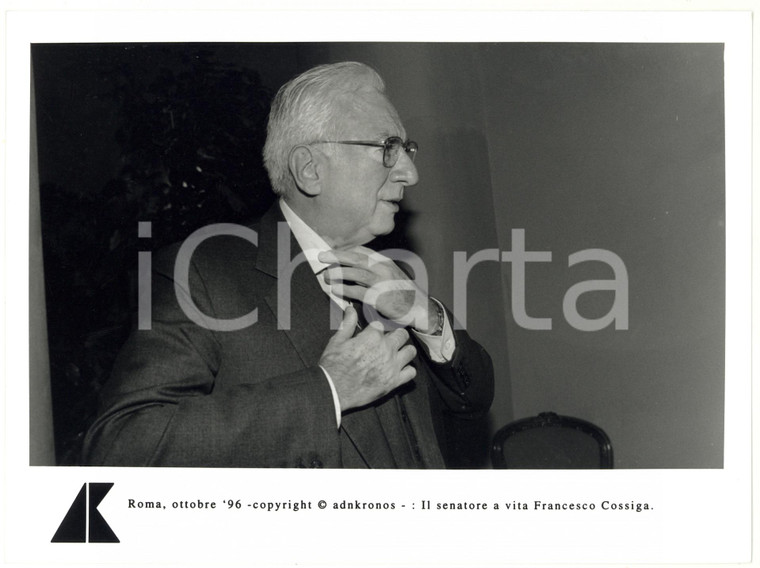 1996 ROMA Il senatore Francesco COSSIGA si sistema la cravatta *Foto 24x17 cm