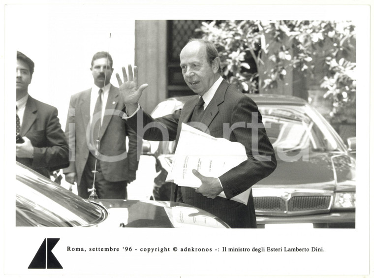 1996 ROMA Il ministro Lamberto DINI saluta i giornalisti *Foto 24x17 cm