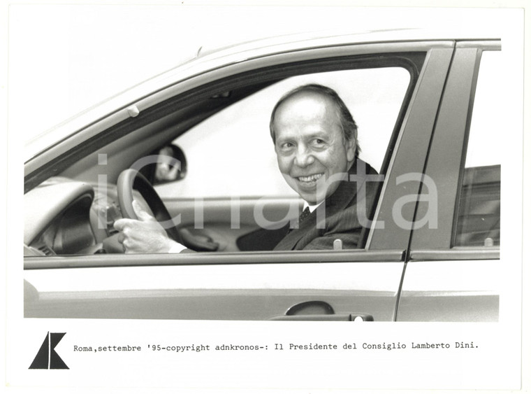 1995 ROMA Lamberto DINI alla guida di un'auto scherza con i giornalisti - FOTO