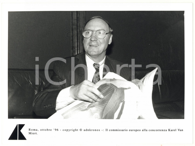 1996 ROMA Commissario europeo Karel VAN MIERT legge il giornale *Foto 24x17