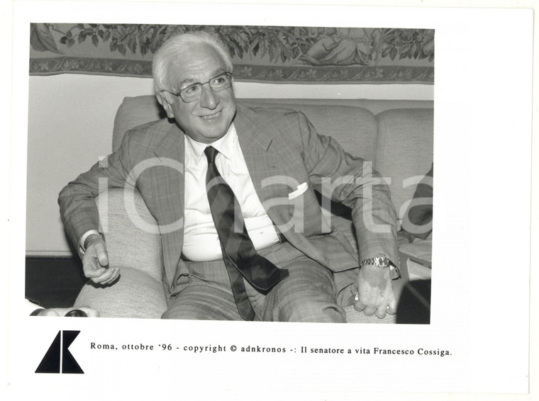 1996 ROMA Senatore a vita Francesco COSSIGA sul divano *Foto 24x17 cm