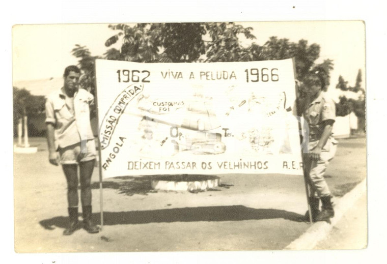 1966 ANGOLA Militari portoghesi con striscione goliardico celebrativo *Foto