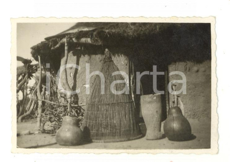 1950 ca ANGOLA Arredi nella capanna di un villaggio tradizionale - Foto 8x6