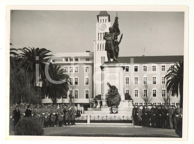 1951 LISBOA Escola do Exercito - Colocação do emblema na base do Monumento *Foto