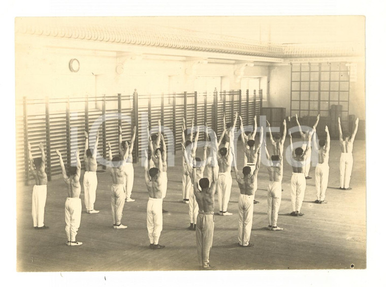 1950 ca LISBOA (PORTUGAL) Giovani ginnasti in palestra - Esercizi - Foto 18x13