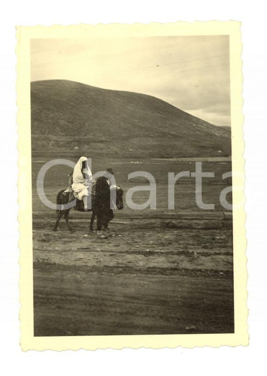 1940 ca CAUCASO (?) Una famiglia di viandanti *Foto ARTISTICA 6x9 cm