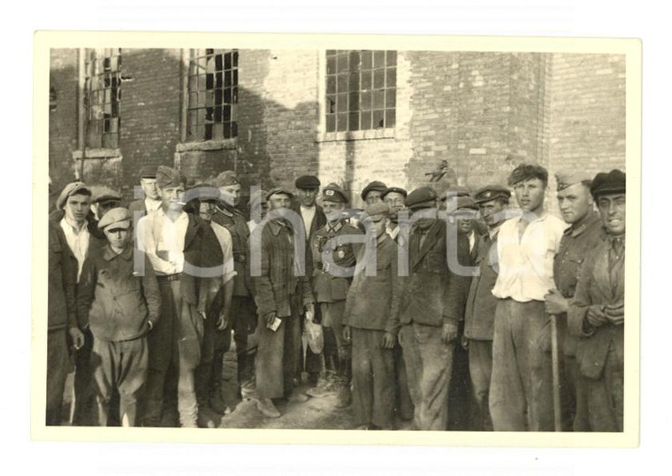 1940 ca WW2 FRONTE ORIENTALE Abitanti di un villaggio tra i soldati - Foto 9x7