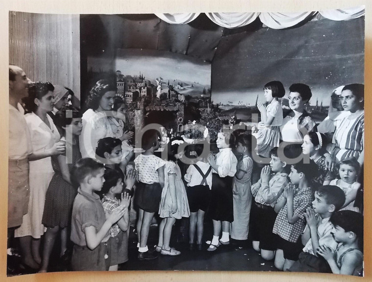 1950 ca ITALIA - T/N CONTE BIANCAMANO Preghiera davanti al presepe *Foto 40x30