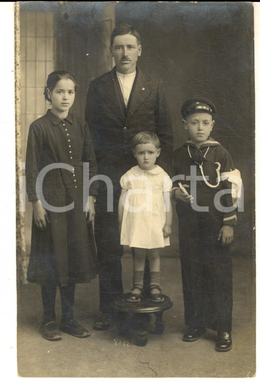 1930 ca LIGURIA Ritratto di famiglia con bambino alla sua Prima Comunione