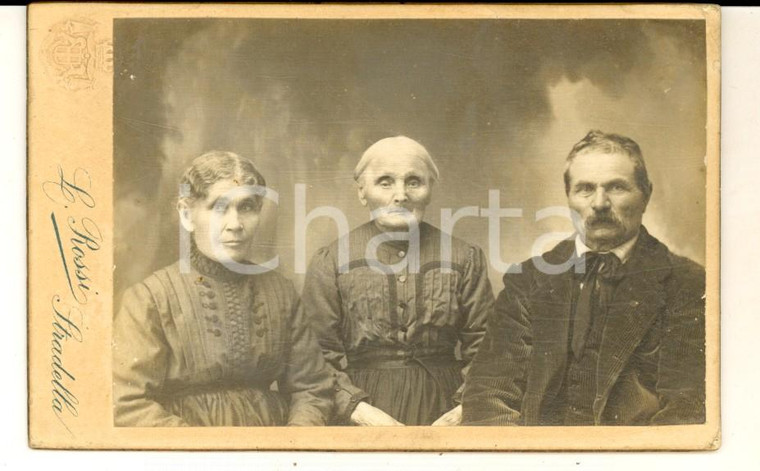 1900 ca STRADELLA Ritratto di due coniugi con l'anziana madre *Foto L. ROSSI CDV