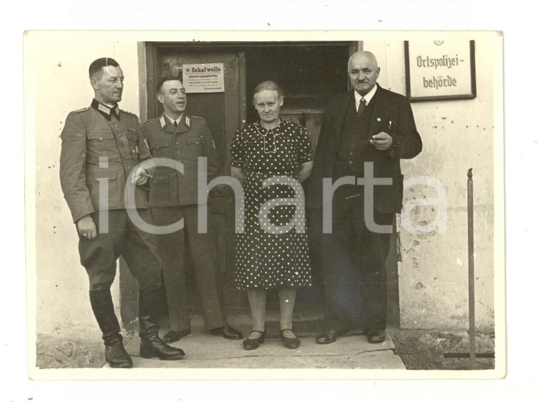 1940 ca WW2 GERMANY Ortspolizeibehörde - Militari con coppia di coniugi *Foto
