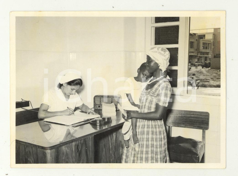 1960 ca MOZAMBICO Dispensario - Compilazione del registro - Foto reportage 12x9