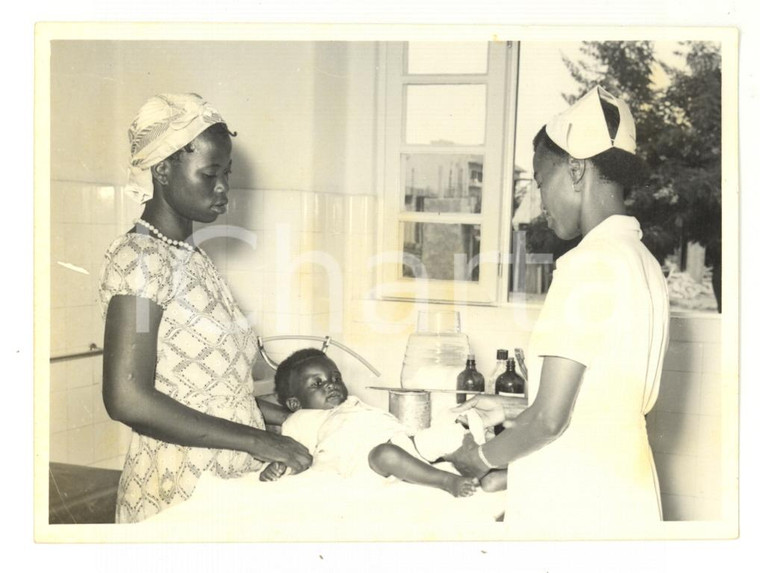 1960 ca MOZAMBICO Dispensario - Visita pediatrica - Fotografia reportage 12x9 cm