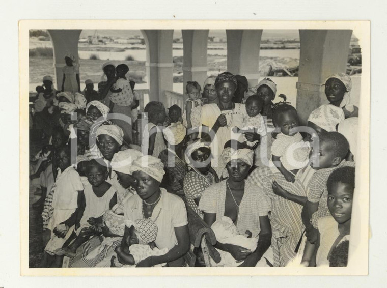 1960 ca MOZAMBICO Dispensario - Giovani madri in sala d'attesa - Foto 12x9