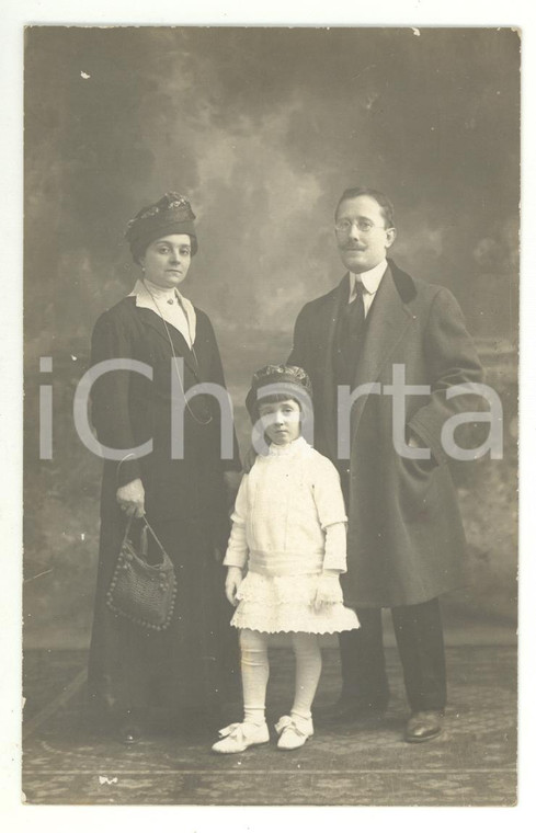 1925 ca ITALIA Ritratto di famiglia con bambina in bianco *Foto VINTAGE