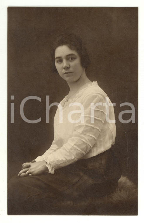1915 ca ITALIA Ritratto di giovane donna in camicia bianca *Foto cartolina 