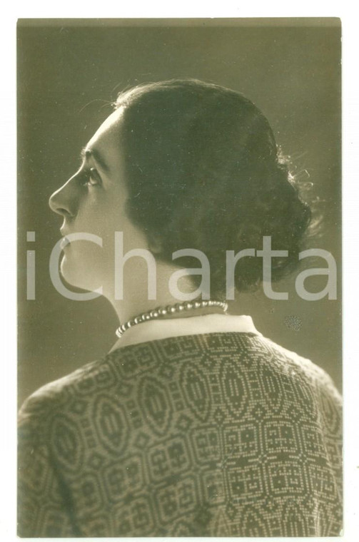 1920 ca GENOVA Ritratto di donna di spalle - Foto cartolina V. CALVI