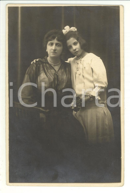 1915 ca FRANCE Portrai de mère et fille enlacées *Photo carte postale VINTAGE