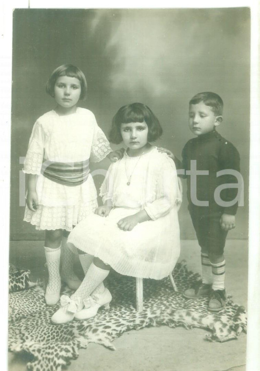 1920 ca ITALIA MODA Ritratto di tre fratellini su pelle di leopardo FOTO VINTAGE