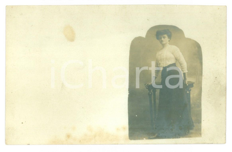 1910 ca MILANO Ritratto di donna con tavolino *Foto cartolina Luigi GUERRA