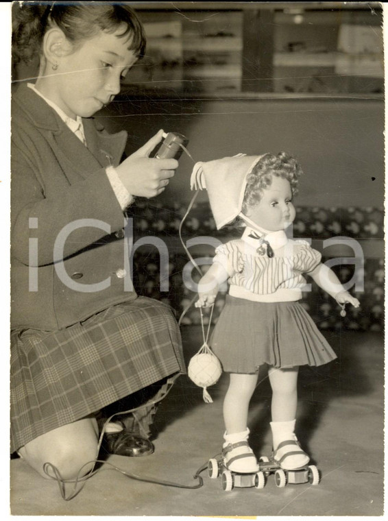 1959 PARIS Salon de l'Enfance - Patins à roulettes pour poupées - Photo 13x18 cm