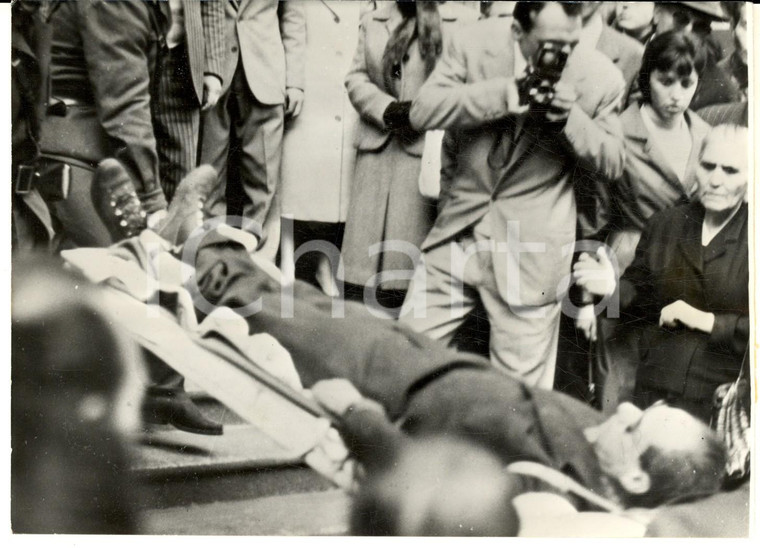 1959 DUOMO DI MILANO Aspirante suicida salvato e legato dai pompieri - Foto