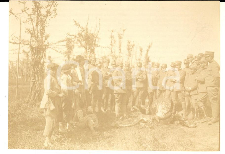 1915 ca WW1 ZONA DI GUERRA Soldati intorno a un falò - Fotografia 11x8 cm