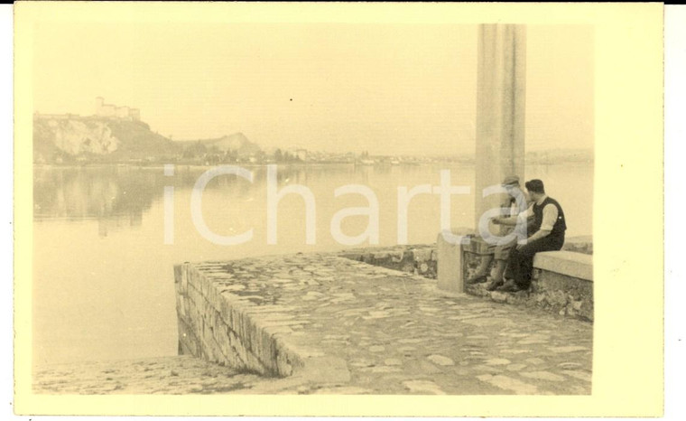 1940 ca LAGO MAGGIORE ARONA Conversazione con veduta di Angera *Foto cartolina