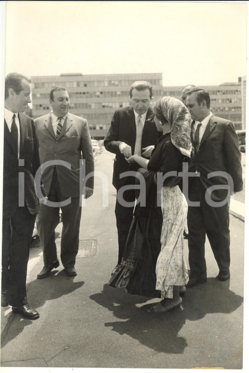 1969 ROMA XI Congresso DC - Giulio ANDREOTTI fa l'elemosina a una zingara *Foto