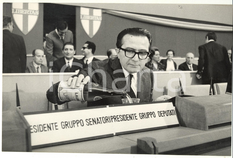 1969 ROMA XI Congresso Nazionale DC - Giulio ANDREOTTI versa acqua LAURETANA