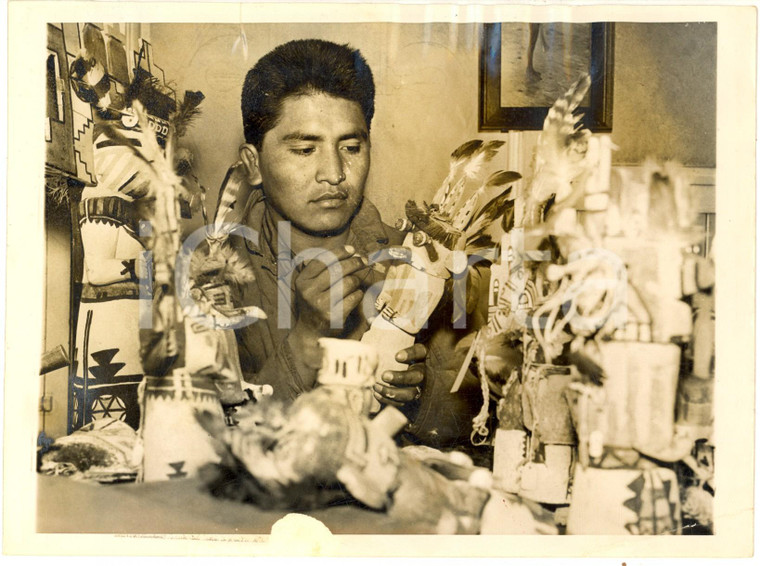 1940 ca USA NATIVE AMERICANS Indiano dipinge statuette in una riserva - Foto