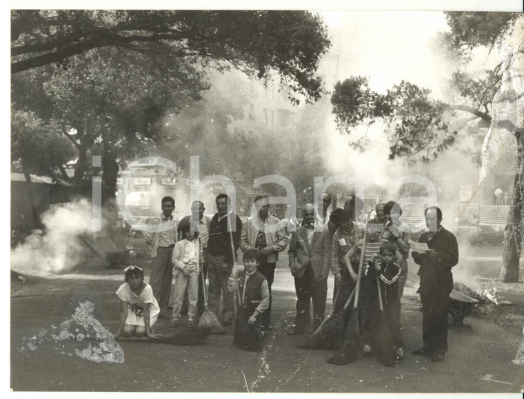 1990 ca GENOVA Volontari dell'iniziativa "Ripulire la Città" *Foto 24x18 cm