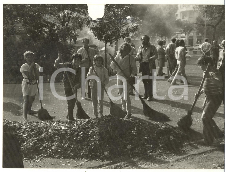 1990 ca GENOVA Iniziativa "Ripulire la Città" - Raccolta delle foglie - Foto