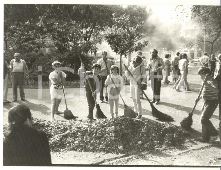 1990 ca GENOVA Iniziativa Ripulire la Città - Raccolta delle foglie *Fotografia