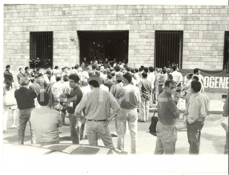 1994 CARIGNANO Operai in sciopero all'uscita dalla fabbrica *Foto VINTAGE