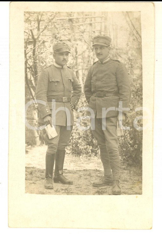 1915 ca WW1 ZONA DI GUERRA Ritratto di due ufficiali con il giornale *Foto