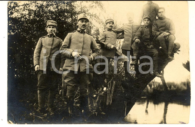1915 ca WW1 ZONA DI GUERRA Pattuglia di fanteria in zona paludosa FOTO VINTAGE