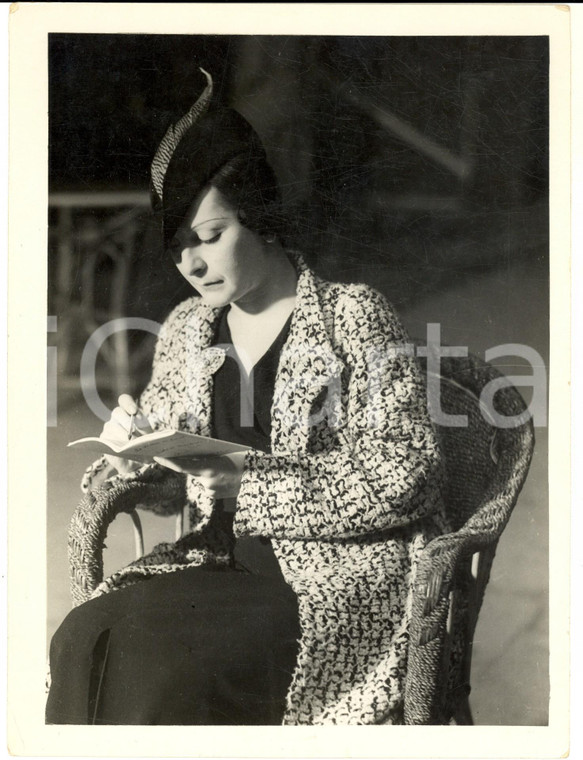 1940 ca TEATRO Ritratto di Laura CARLI con un nuovo copione *Foto 18x24 cm