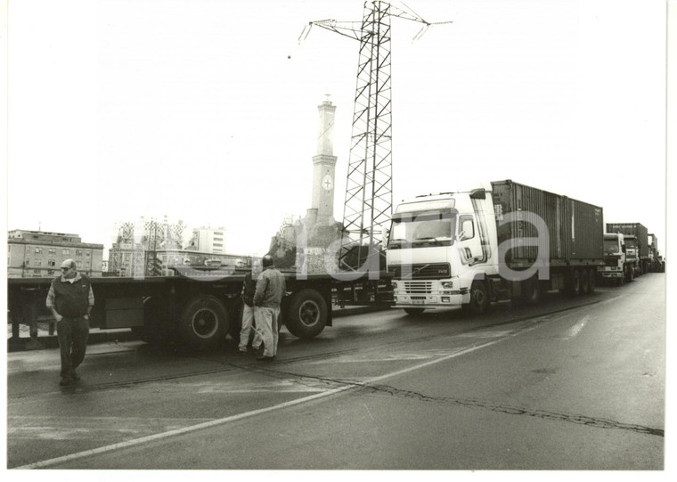 1996 GENOVA - SAMPIERDARENA Strada trafficata davanti a Torre della Lanterna