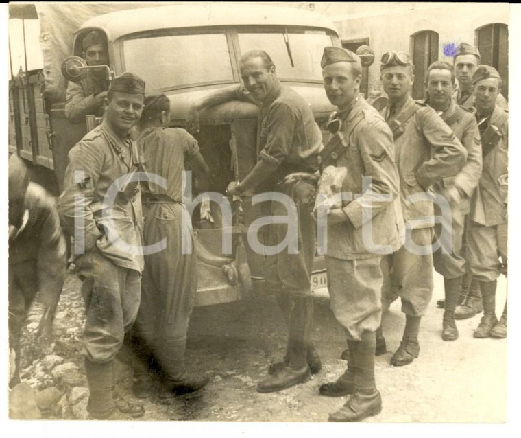 1943 WW2 VERONA Gruppo di ufficiali al lavoro su un automezzo - Foto 11x9 cm