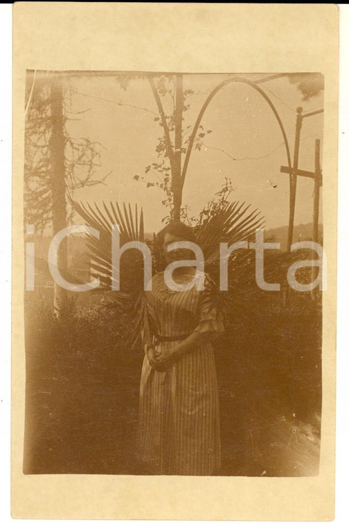 1910 ca ITALIA Ritratto di donna nel proprio giardino *Foto cartolina VINTAGE