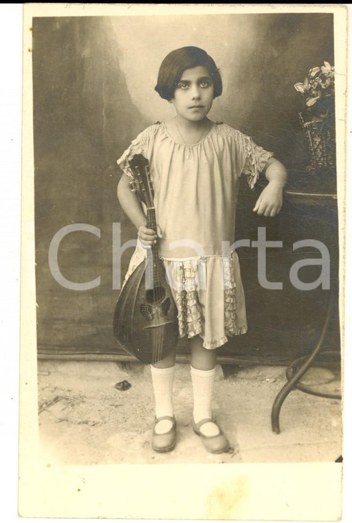 1920 ca SICILIA (?) Ritratto di bambina con il mandolino *Foto cartolina VINTAGE