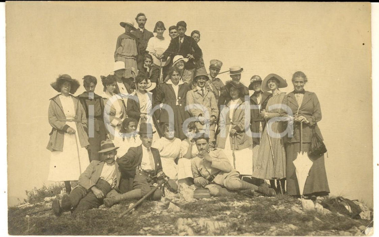 1910 ca ITALIA ESCURSIONISMO Gruppo di giovani in vetta - Foto cartolina VINTAGE