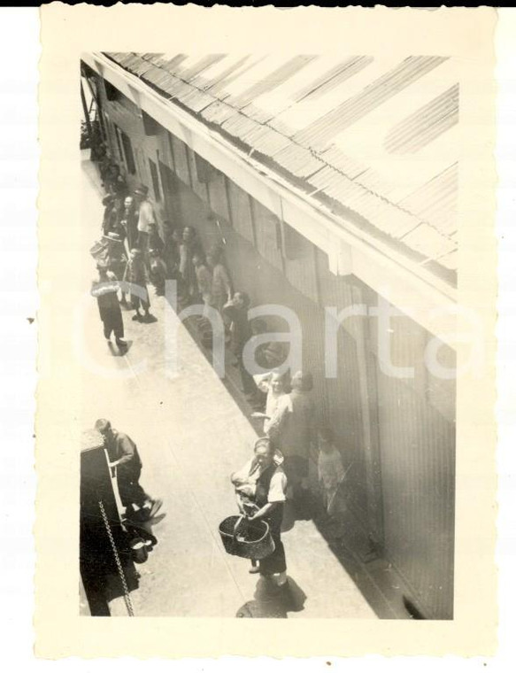 1935 ca COLOMBO (SRI LANKA) Attesa sotto una tettoia *Foto vintage 7x9 cm