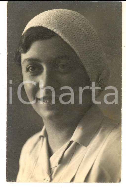 1930 ca MODA ITALIA Ritratto di giovane donna con cuffietta bianca in lana *Foto