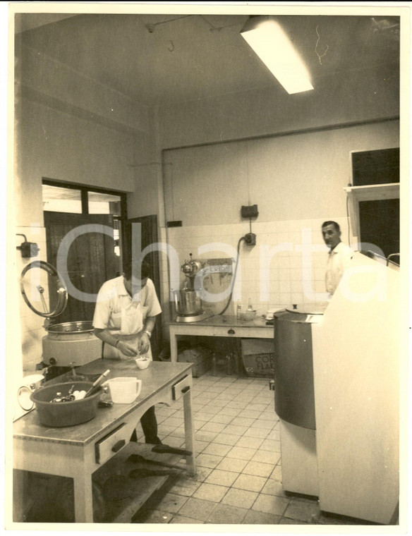 1960 ca AREA DI PAVIA Un laboratorio analisi in attività *Foto 18x24 cm