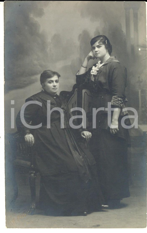 1910 ca BUENOS AIRES Ritratto di due sorelle in abito scuro *Foto ANDRADE