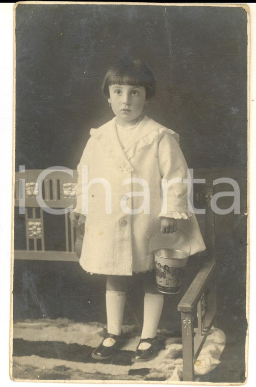 1930 ca ITALIA Ritratto di bambina con un secchiello - Foto cartolina VINTAGE