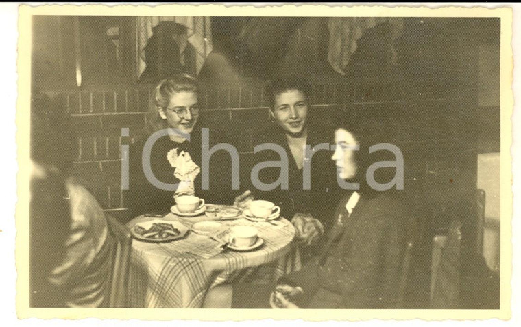 1940 ca ITALIA Una colazione al bar tra amiche - Foto cartolina VINTAGE 9x6 cm