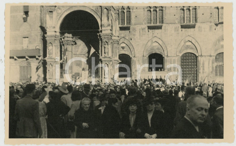 1942 SIENA Corteo storico del Palio - Pubblico in piazza *Foto cartolina